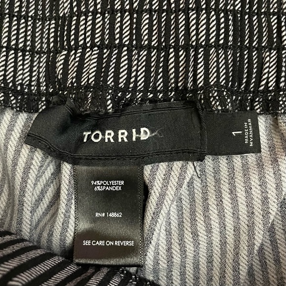 Torrid Black & Gray Striped Flowy Cuffed Pants Sz 1 (1X) - Picture 3 of 9